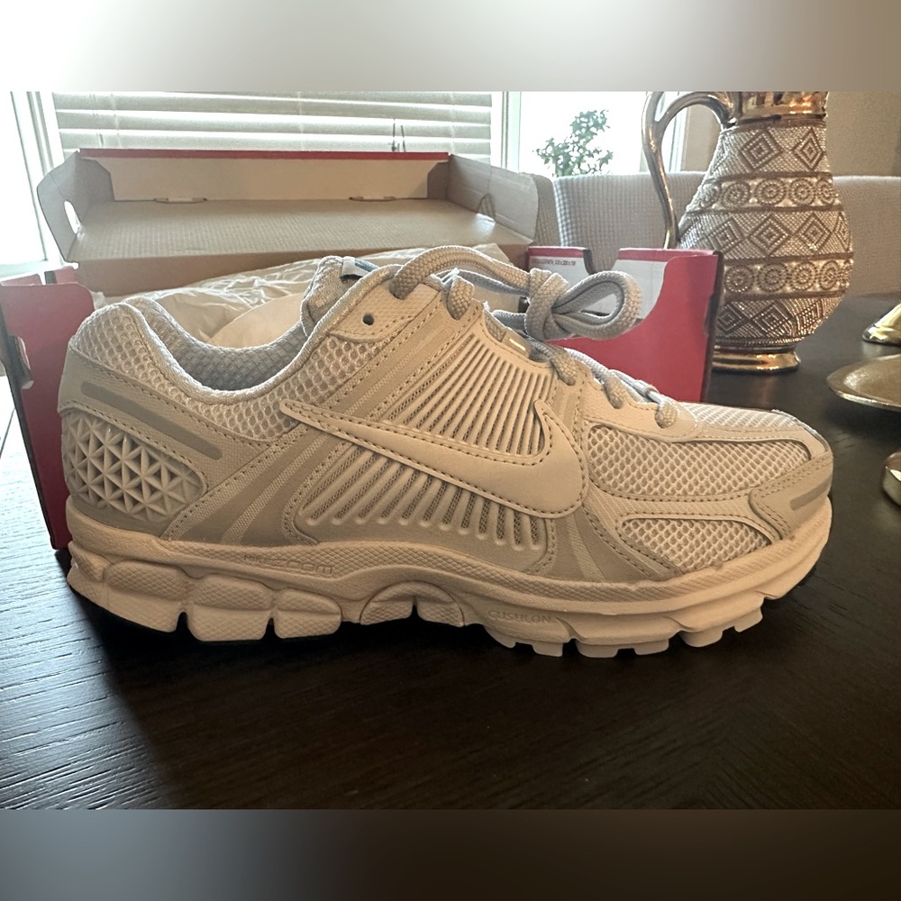 Brand new never worn. NIKE ZOOM VOMERO 5          ordered wrong size